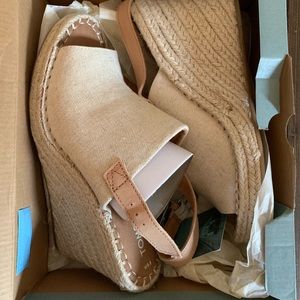 NWT Neutral Toms Wedge Sandal
